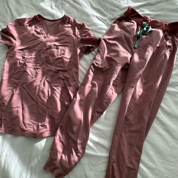 Lightly Worn Figs Scrub Set - Mauve - Picture 1 of 5